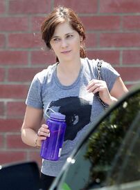 xooey-deschanel-leaves-a-gym-in-los-angeles-07-12-1206_10.jpg