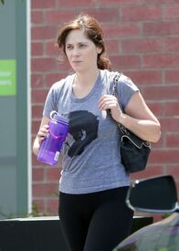 xooey-deschanel-leaves-a-gym-in-los-angeles-07-12-1206_8.jpg