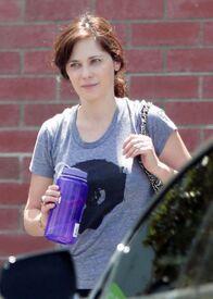 xooey-deschanel-leaves-a-gym-in-los-angeles-07-12-1206_9.jpg