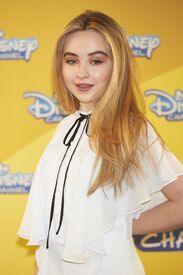 sabrina-carpenter-at-adventures-in-babysitting-photocall-in-madrid-07-06-2016_20.jpg