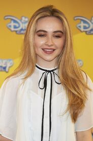 sabrina-carpenter-at-adventures-in-babysitting-photocall-in-madrid-07-06-2016_21.jpg