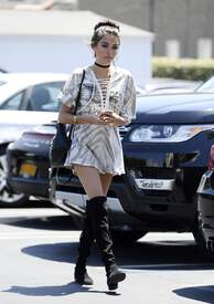 Madison_Beer_shopping_at_Ron_herman_store_in_West_Hollywood_July_18-2016_008.jpg