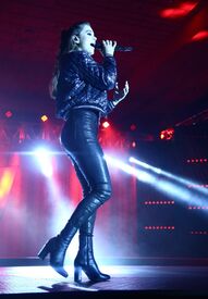 hailee-steinfeld-performs-at-velocity-dance-convention-finale-gala-in-las-vegas-07-08-2016_1.jpg