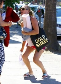 Kaley Cuoco Attends Yoga Class Studio City RO9GCrmGAv-x.jpg