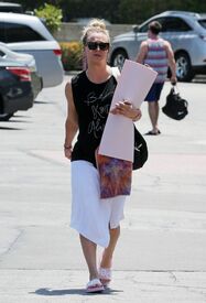 kaley-cuoco-leaves-her-yoga-class-in-los-angeles-07-12-2016_1.jpg