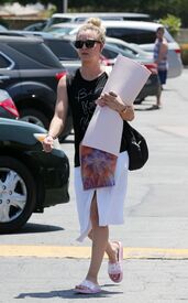 kaley-cuoco-leaves-her-yoga-class-in-los-angeles-07-12-2016_2.jpg