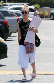 kaley-cuoco-leaves-her-yoga-class-in-los-angeles-07-12-2016_3.jpg