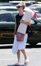 kaley-cuoco-leaves-her-yoga-class-in-los-angeles-07-12-2016_4.jpg
