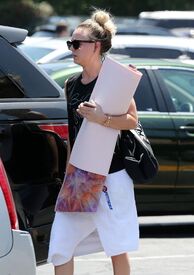 kaley-cuoco-leaves-her-yoga-class-in-los-angeles-07-12-2016_5.jpg