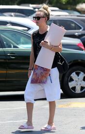 kaley-cuoco-leaves-her-yoga-class-in-los-angeles-07-12-2016_7.jpg