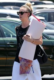 kaley-cuoco-leaves-her-yoga-class-in-los-angeles-07-12-2016_8.jpg