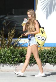 paris-berelc-in-cut-offs-out-in-los-angeles-10-07-2015_10.jpg