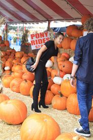 paris-berelc-at-a-pumpkin-patch-in-los-angeles-10-16-2015_10.jpg