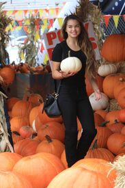 paris-berelc-at-a-pumpkin-patch-in-los-angeles-10-16-2015_2.jpg