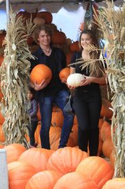 paris-berelc-at-a-pumpkin-patch-in-los-angeles-10-16-2015_3.jpg