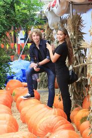 paris-berelc-at-a-pumpkin-patch-in-los-angeles-10-16-2015_4.jpg