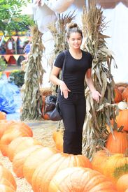 paris-berelc-at-a-pumpkin-patch-in-los-angeles-10-16-2015_5.jpg