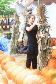 paris-berelc-at-a-pumpkin-patch-in-los-angeles-10-16-2015_6.jpg