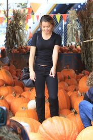 paris-berelc-at-a-pumpkin-patch-in-los-angeles-10-16-2015_8.jpg