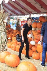 paris-berelc-at-a-pumpkin-patch-in-los-angeles-10-16-2015_9.jpg