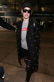 iggy-azalea-arrived-from-a-short-trip-to-australia-this-morning-at-lax-airport-july-7-2016-x12-8.jpg