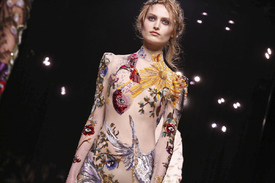 Alexander-McQueen-Ready-To-Wear-Fall-Winter-2016-London-3828-1456082330-mediumbigthumb.jpg