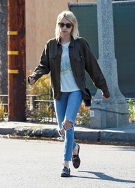 Emma Roberts Shops On Melrose id009fDQXv8x.jpg