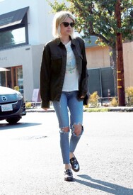 Emma Roberts Shops On Melrose KOt_KTfE0cYx.jpg