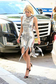 Emma-Roberts--Returns-to-her-hotel--09.jpg