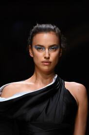 002_Irina_Shayk_Atelier_Versace_Runway_Paris_Fashion.jpg
