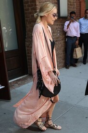 Margot Robbie Steps Out In NYC _m_to2OMnppl.jpg