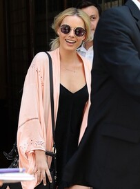 Margot Robbie Steps Out In NYC 3qnAG3YtMc_l.jpg