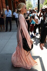 Margot Robbie Steps Out In NYC hlljGmlYKdal.jpg