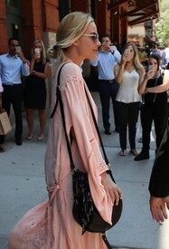 Margot Robbie Steps Out In NYC VEFQPChdzzEl.jpg