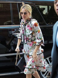 Margot Robbie Hotel NYC l1HQp3w_NZzl.jpg