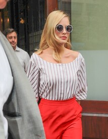 Margot Robbie Gets Car While NYC J2hMODG_W1Ul.jpg