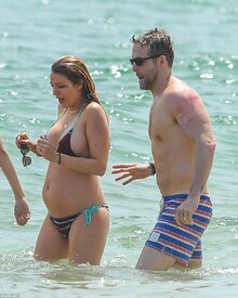 35ECE93500000578-3672966-Life_s_a_beach_Blake_Lively_put_her_growing_bump_on_full_display-a-68_14676.jpg