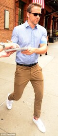 3651DBAB00000578-3692851-Look_who_s_here_Ryan_Reynolds_looked_dashing_in_a_blue_shirt_and-a-35_14686.jpg