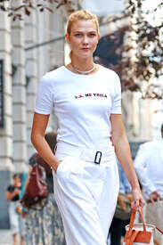 Karlie-Kloss-out-in-NYC--07.jpg