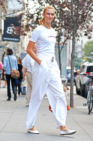 Karlie-Kloss-out-in-NYC--08.jpg