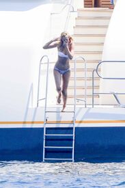 Toni-Garrn-in-Bikini-2016--07.jpg