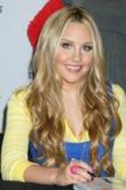 th_celebutopianetAmandaBynes04.jpg