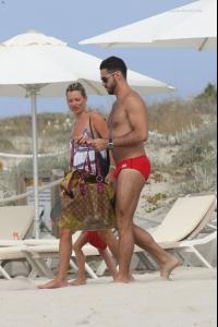 gallery_enlarged_katemoss_shirtlessmen_beach_photos_080308_12.jpg
