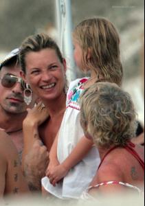 gallery_enlarged_katemoss_shirtlessmen_beach_photos_080308_03.jpg