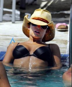 jessica_simpson_bikini_pleasure_5WiU3Hm.sized.jpg