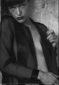 milla_Vogue_IT_Mar98_lindbergh_claire2.jpg