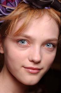vlada_Marc_by_Marc_Jacobs_Fall_2005_Ready_to_Wear_Backstage3.jpg
