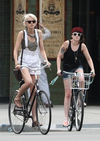 Preppie_-_Agyness_Deyn_riding_her_bike_in_New_York_City_-_August_5_2009_718.jpg