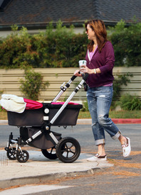 Preppie_-_Alyson_Hannigan_strolling_in_Santa_Monica_-_August_13_2009_2168.jpg