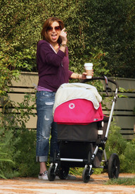 Preppie_-_Alyson_Hannigan_strolling_in_Santa_Monica_-_August_13_2009_296.jpg